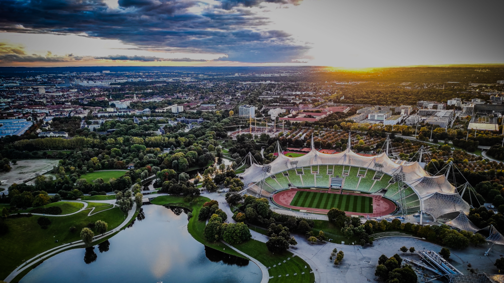 Blick vom Olympiaturm auf den Olympiapark mit dem Olympiastadion München Overlay